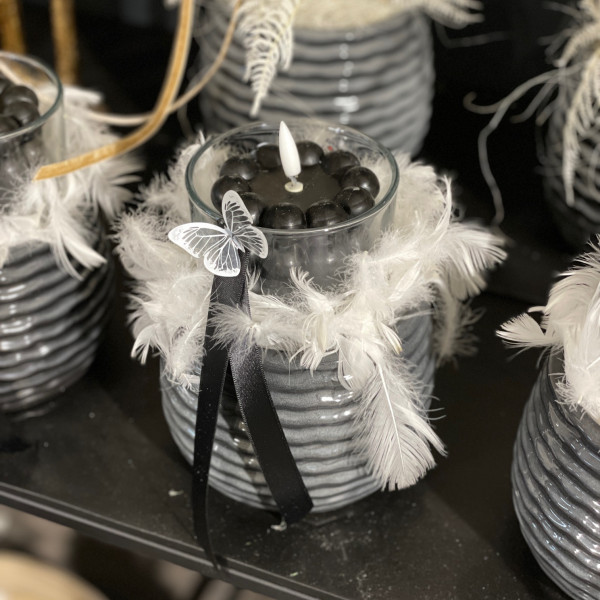 Keramikstopf mit LED-Kerze im Glas, Schmetterling und Federn (Dekovorschlag-nicht bestellbar)