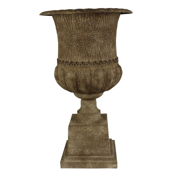 Metall-Pokal auf Podest