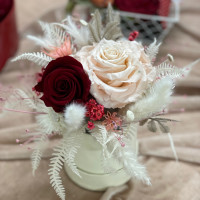 Rosen+Trockenblumen-Arrangement in runder Papierbox (Dekovorschlag-nicht bestellbar) Rosen+Trockenblumen-Arrangement in runder Papierbox (Dekovorschlag-nicht bestellbar)