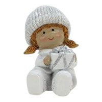 Kind Sara mit Päckchen sitzend Kind Sara mit Päckchen sitzend