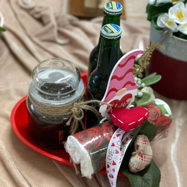 Herzliches Männer-Geschenk auf Herzteller mit Lovewichtel und Stoffherzen &quot;Servietten, Bier &amp; Duftke