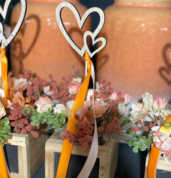 Herzliches Geschenk in Holzbox zum Beschriften mit Kunstblumen und Herzstecker (Dekovorschlag-nicht
