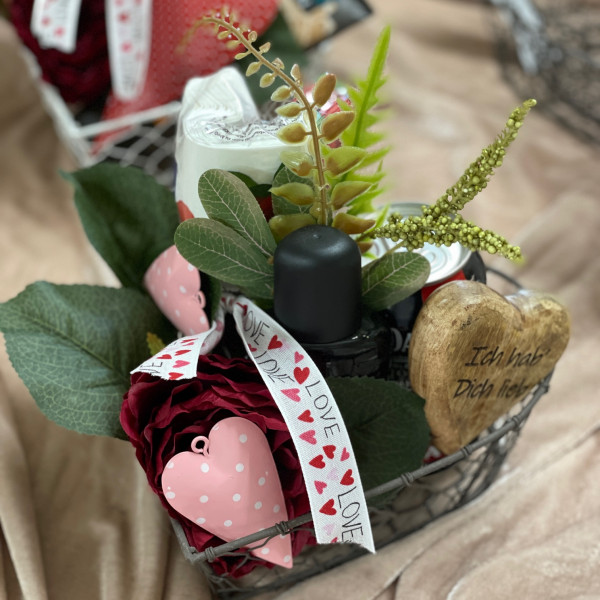 Herzliches Männer-Geschenk im Herz-Drahtkorb mit Blumen und Herzen &quot;Servietten, Getränk&amp;Herrenduft&quot;