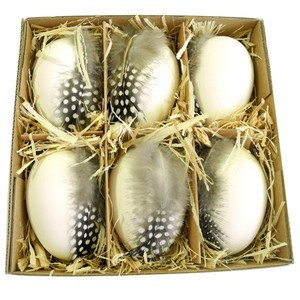 Gänseei mit Federdeko