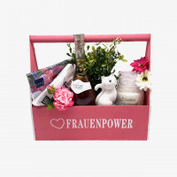Geschenk für Power-Frauen in Holzbügelkiste mit Sekt, Servietten, Duftkerze und Deko Geschenk für Power-Frauen in Holzbügelkiste mit Sekt, Servietten, Duftkerze und Deko